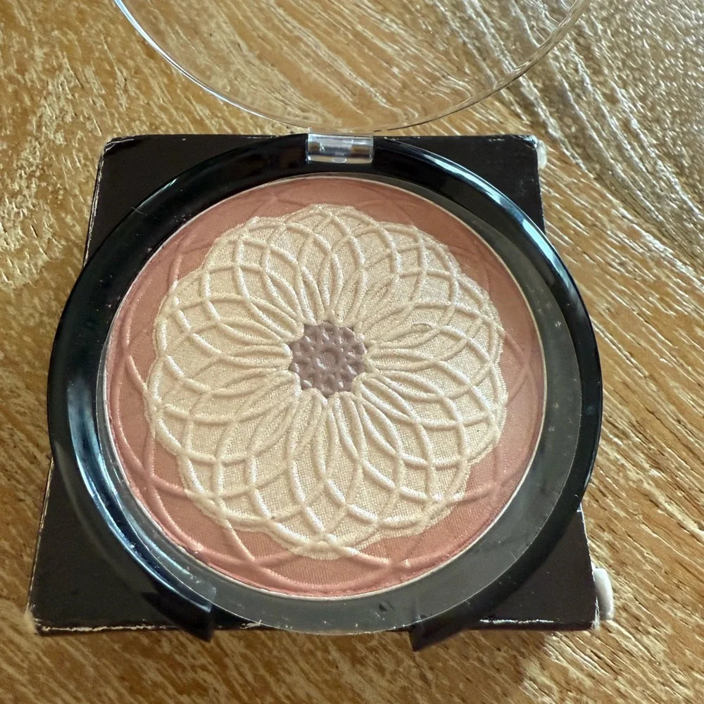NWT Avon Mark Exotic Beauty Face Powder Mosaics Shimmer Highlight Illuminate